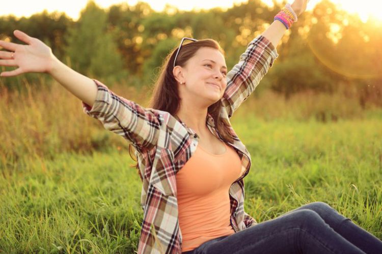 15 Signs He Finds You Attractive — Body Language Clues